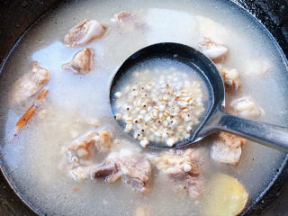 冬瓜薏米排骨汤,薏米放入排骨汤中也可以适量添加少许清水大火煮起来