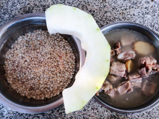 冬瓜薏米排骨汤,准备原材料薏米、排骨、去皮洗净的冬瓜