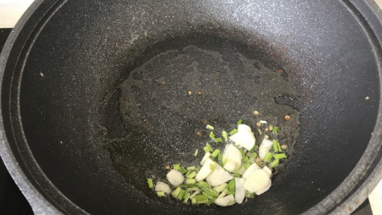 青椒炒香干,起锅烧油，放入葱白和蒜片炒香，能吃辣的可以再放点儿小米椒；
