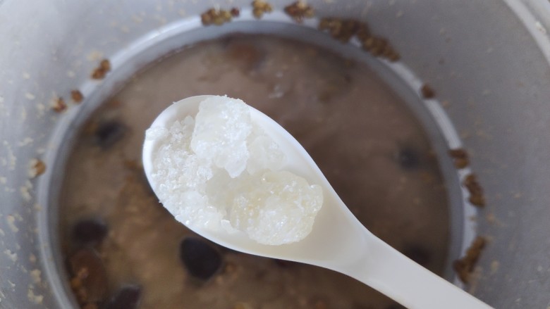 绿豆小米粥,煮好之后，待可以打开锅盖，加适量冰糖（如果你不喜欢吃甜的，这一步可以省略）