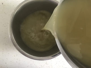 绿豆凉粉（纯手工）,静置好后，倒出多余的水