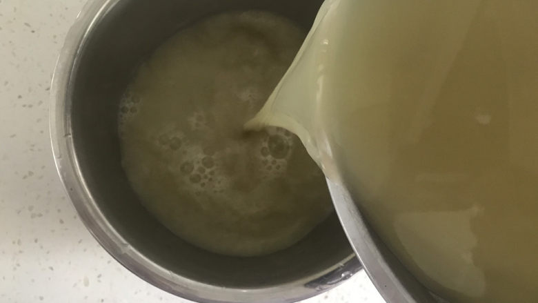 绿豆凉粉（纯手工）,静置好后，倒出多余的水