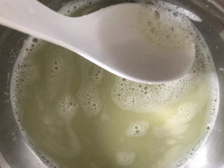 绿豆凉粉（纯手工）,用勺子撇去绿豆水中的浮末，静置2小时以上