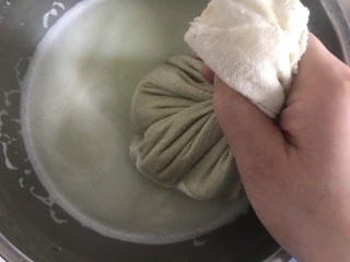绿豆凉粉（纯手工）,用纱布包裹住，收口扎紧，用手抓洗布袋，洗出绿豆中淀粉，像洗面筋一样