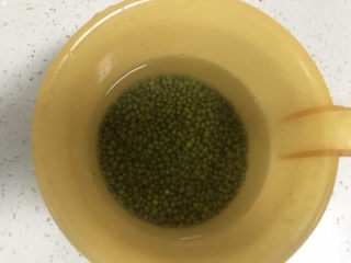 绿豆凉粉（纯手工）,绿豆提前浸泡一夜，泡的体积变大