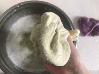 绿豆凉粉（纯手工）,洗好后，布袋紧实，只剩豆渣了