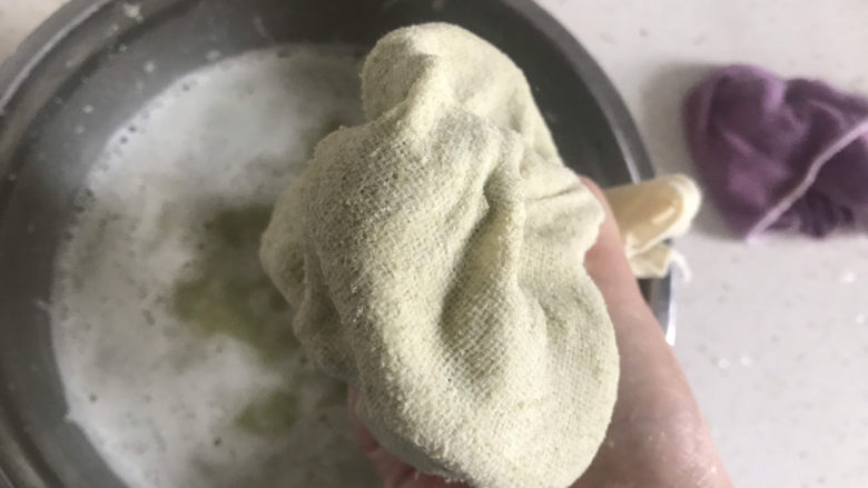 绿豆凉粉（纯手工）,洗好后，布袋紧实，只剩豆渣了