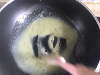 绿豆凉粉（纯手工）,再加入200克刚刚倒出来的绿豆水，开小火，用铲子不停的搅拌