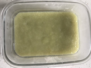 绿豆凉粉（纯手工）,倒入容器中，自然冷却