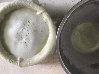 绿豆凉粉（纯手工）,把洗出来的绿豆水再从纱布过滤一次