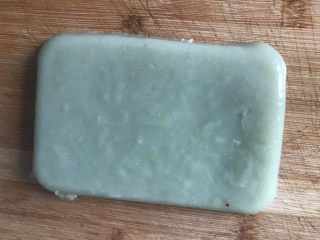 绿豆凉粉（纯手工）,冷却好后，用手轻轻压一下四周，脱模，倒扣在菜板上，切成长条状