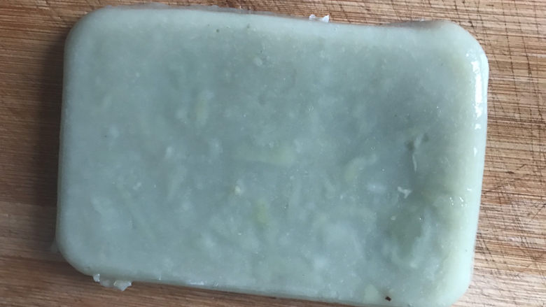 绿豆凉粉（纯手工）,冷却好后，用手轻轻压一下四周，脱模，倒扣在菜板上，切成长条状