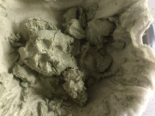 绿豆凉粉（纯手工）,打开纱布，把豆渣取出来，这个豆渣可以用来
粗粮饼