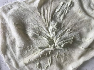 绿豆凉粉（纯手工）,打开纱布，这次的豆渣比第一次细腻也少很多