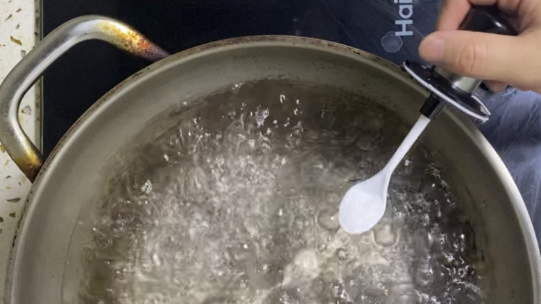 香菇炒青菜,沸水中加入1小勺盐