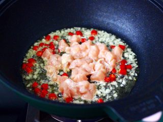 辣爆鸡丁秋葵,加入腌制好的鸡胸肉丁。