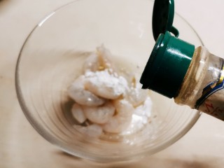 秋葵炒虾仁,虾仁挑出虾线 放入1克盐 淀粉 胡椒粉抓拌均匀 腌制10分钟。