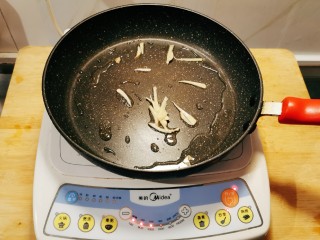 秋葵炒虾仁,起油锅放入食用油，油热后放入姜丝炒出香味。