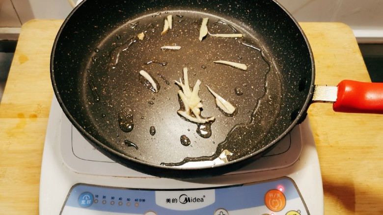秋葵炒虾仁,起油锅放入食用油，油热后放入姜丝炒出香味。