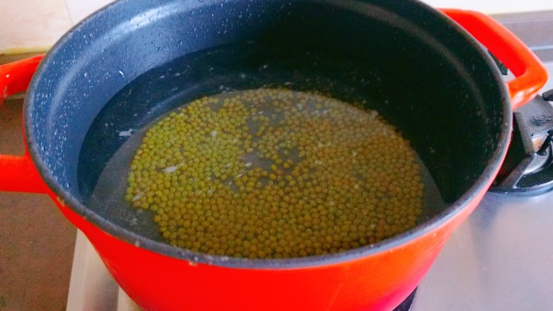 绿豆小米粥,加入适量水烧开放入绿豆？
