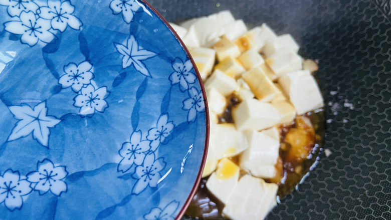 香菇炖豆腐,加入小半碗热水