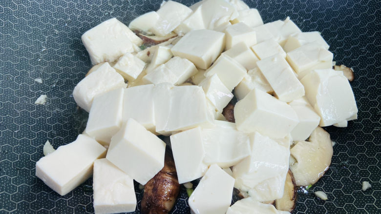 香菇炖豆腐,小火煎片刻