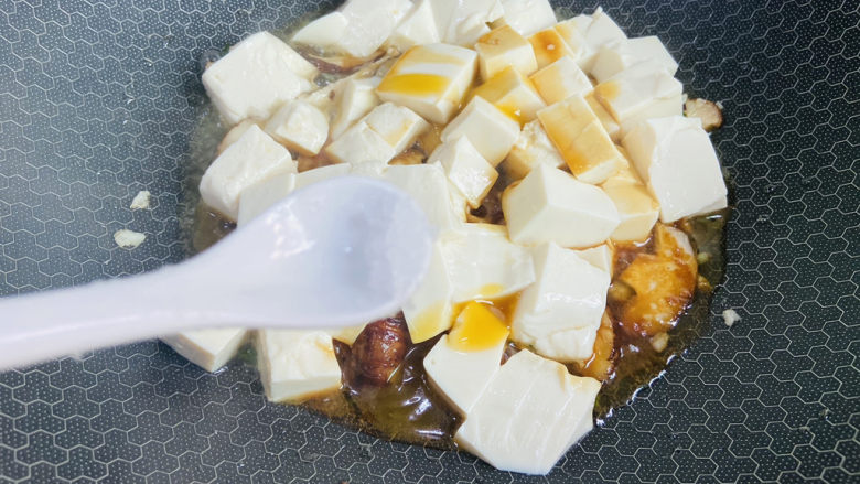 香菇炖豆腐,根据个人口味加入适量盐