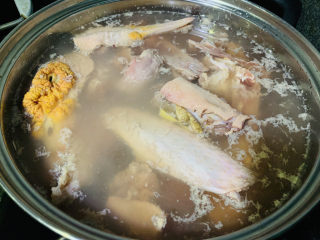 老鸭煲,冷水下锅，加料酒和姜