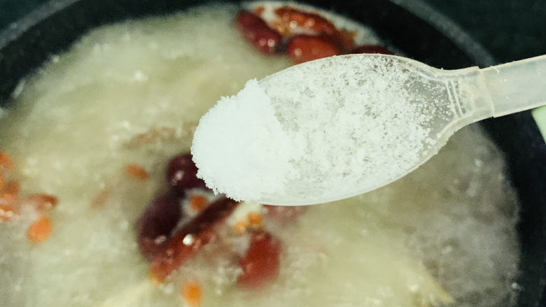 牛杂汤,加少许盐，搅拌均匀调料