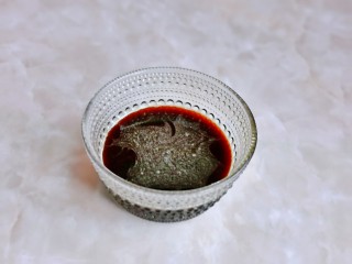 红豆糯米糍,开水加入红糖锅中将红糖化开。