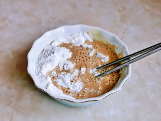红豆糯米糍,再倒入糯米粉中。