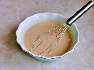红豆糯米糍,用手动打蛋器充分搅拌均匀。