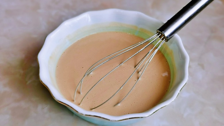 红豆糯米糍,用手动打蛋器充分搅拌均匀。