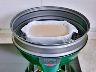 红豆糯米糍,锅中加入水，把面糊的器具放蒸屉上。
