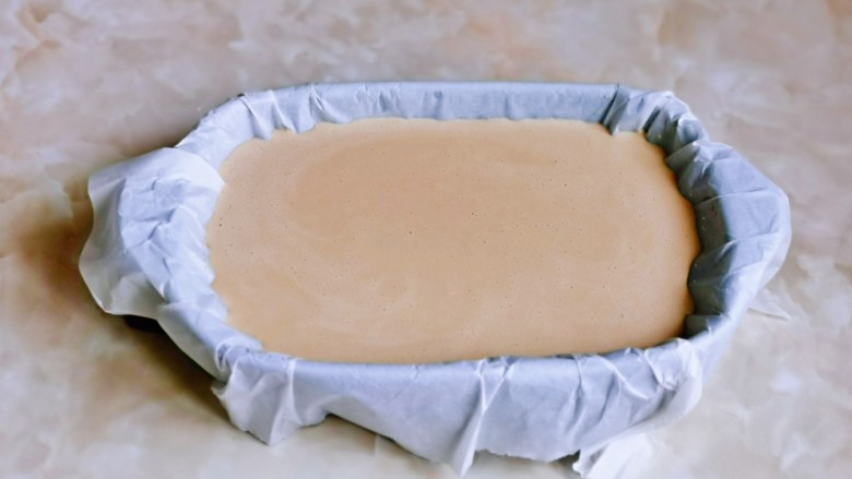 红豆糯米糍,器具中垫好油纸，再倒入红糖奶糊。