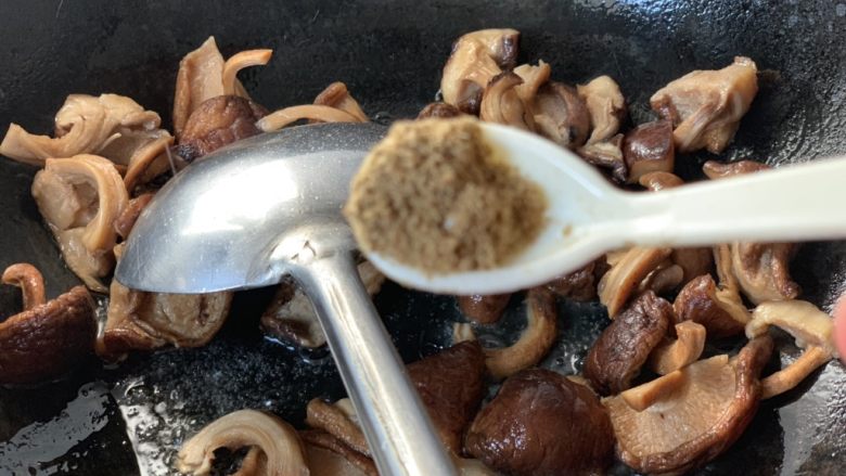 香菇炒青菜,放胡椒粉