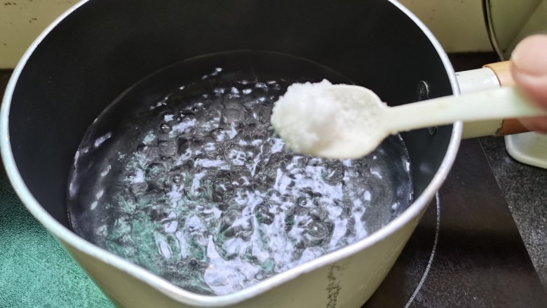 凉拌千张,奶锅放入适量的水，加1小勺盐煮开