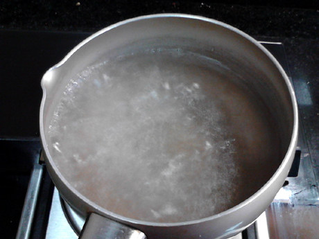 凉拌香干,锅中倒入清水，大火煮沸。