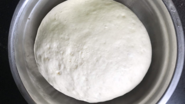 彩色绣球豆沙包,发酵的面团体积明显变大，取出揉面排气，分成四等份