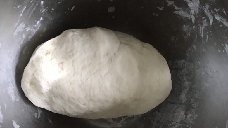 彩色绣球豆沙包,下手揉成光滑的面团放在一旁发酵一个小时