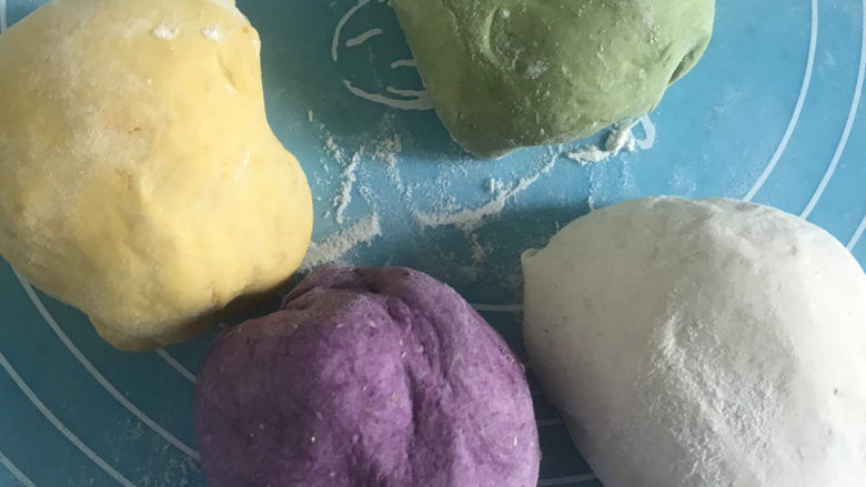 彩色绣球豆沙包,分别揉成光滑的面团，再把每个面团都分成25克一个剂子，4个颜色为一组