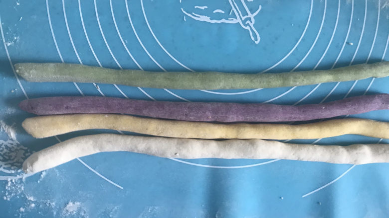 彩色绣球豆沙包,分别搓成20厘米左右的长条