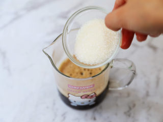 牛奶咖啡果冻,咖啡液加入白糖