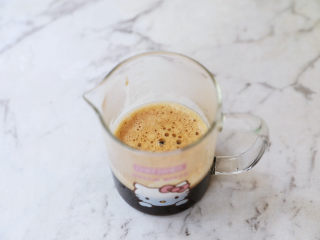 牛奶咖啡果冻,接着制作咖啡液
