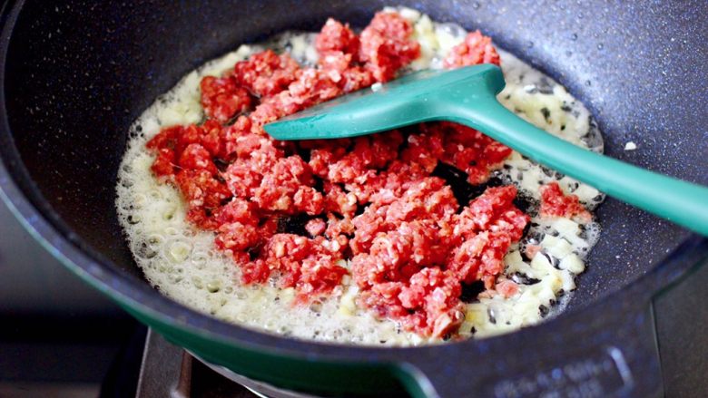 牛肉粒香辣藕丁,这个时候把腌制好的牛肉粒倒入锅中。