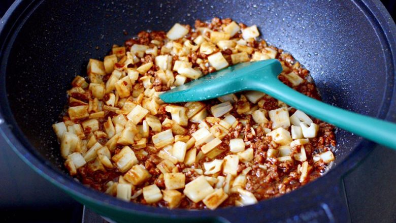 牛肉粒香辣藕丁,加入煎好的藕丁，继续快速翻炒均匀后，盖上锅盖中火焖3分钟左右。