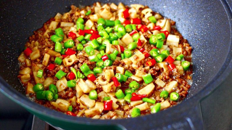 牛肉粒香辣藕丁,打开锅盖撒上小米辣和青荆条。