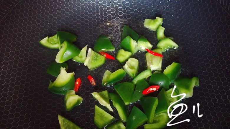 青椒炒香干,油锅烧热，放入小米椒和青椒翻炒片刻