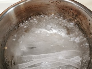 绿豆凉粉,煮20分钟左右。