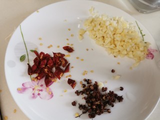 绿豆凉粉,准备蒜蓉、小米辣、花椒。